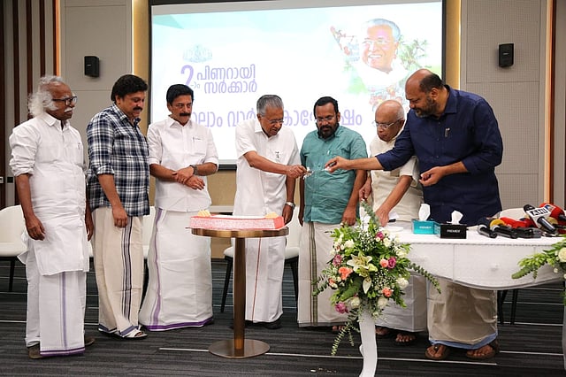 മുഖ്യമന്ത്രി കേക്ക് മന്ത്രി പി രാജീവിന് നൽകുന്നു