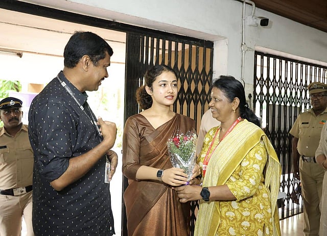 ചുമതലയേൽക്കാനെത്തിയ പാർവതിയെ സ്വീകരിക്കുന്നു