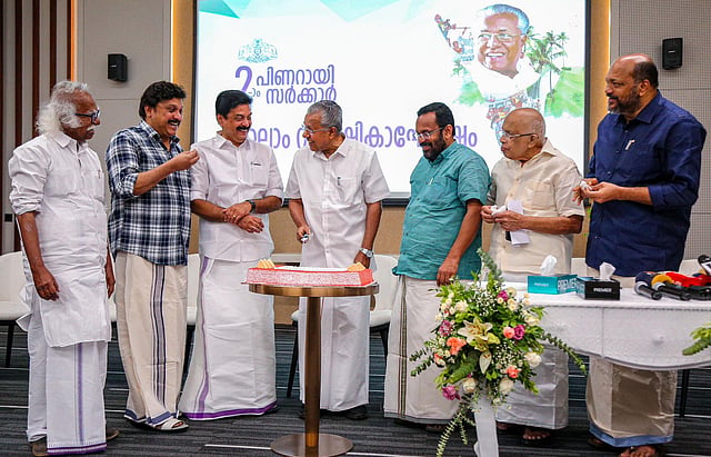 മുഖ്യമന്ത്രി മന്ത്രിമാർക്കൊപ്പം തമാശ പങ്കിടുന്നു