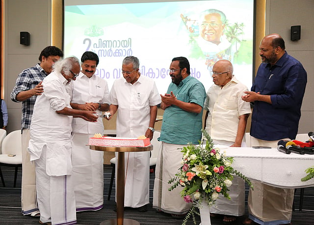 മുഖ്യമന്ത്രി കേക്ക് മന്ത്രി രാമചന്ദ്രൻ കടന്നപ്പള്ളിക്ക് നൽകുന്നു