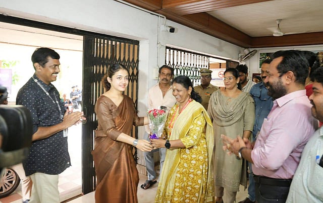 പാർവതിയെ ജീവനക്കാർ സ്വീകരിക്കുന്നു
