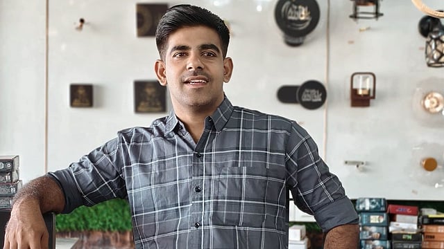Youth Congress leader arrested for tearing a flex with the Chief Minister's picture