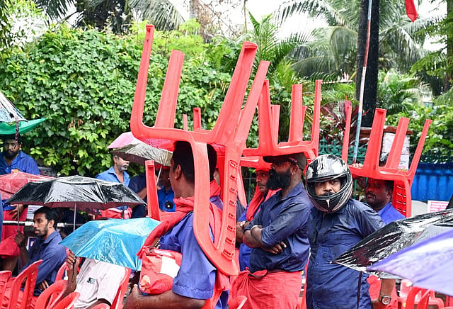 കസേരക്കുട:
പെട്ടെന്ന് പെയ്ത മഴയിൽ നിന്ന് രക്ഷനേടാൽ കസേര കുടയാക്കിയപ്പോൾ ഫയൽ ചിത്രം