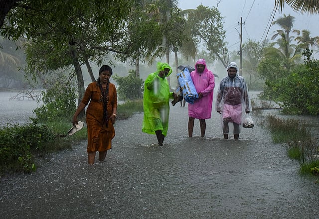മഴയത്ത് വീടുകളിലേക്ക് പോകുന്നവർ. കൊച്ചിയിൽ നിന്നുള്ള ദൃശ്യം.