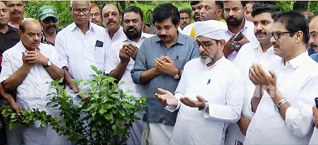 ആര്യാടൻ മുഹമ്മദിന്റെ ഖബറിൽ പ്രാർത്ഥിക്കുന്ന ഷൗക്കത്ത്