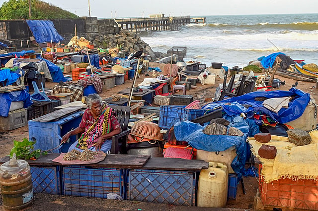 മഴയെത്തും മുൻപ് കോഴിക്കോട് ബീച്ചിൽ ഫുട്ബോൾ കളിയിൽ മുഴുകിയിരിക്കുന്ന കുട്ടികൾ.
