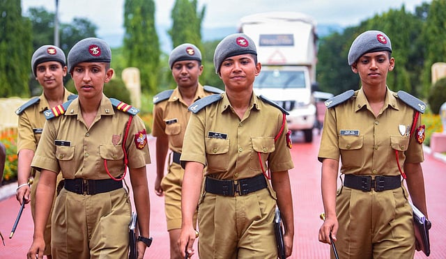 മുന് കരസേന മേധാവിയും മിസോറാം ഗവര്ണറുമായ ജനറല് വികെ സിങ് പാസിങ് ഔട്ട് പരേഡില് അതിഥിയായി.