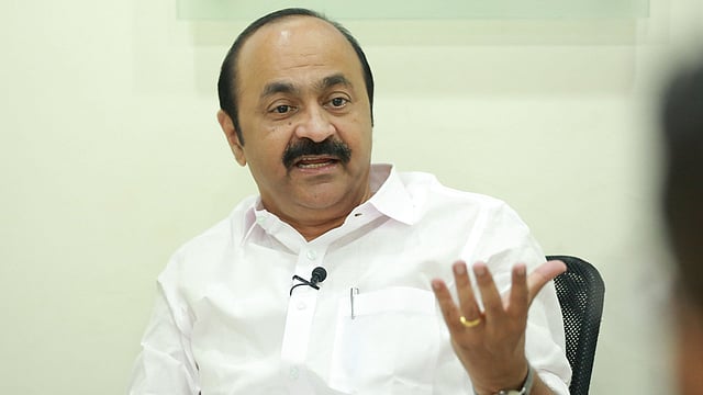രാഹുല് രാജി വയ്ക്കുമെന്ന് ആരു പറഞ്ഞു?, നടപടി മാതൃകാപരം: വി ഡി സതീശന്