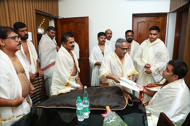 ദേവസ്വം തുടങ്ങുന്ന മള്ട്ടി സ്പെഷ്യാലിറ്റി ആശുപത്രി നിര്മാണത്തിന്റെ പദ്ധതി രേഖ ആകാശ് അംബാനിക്ക് ദേവസ്വം ചെയര്മാന് സമര്പ്പി