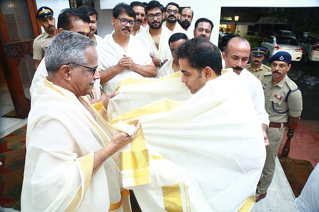 ആകാശ് അംബാനിയെ പൊന്നാട അണിയിക്കുന്നു