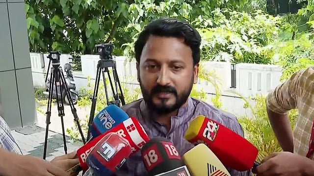 നിര്ബന്ധിത ഗര്ഭച്ഛിദ്രം; രാഹുല് മാങ്കൂട്ടത്തിലിനെതിരെ പരാതി, റിപ്പോര്ട്ട് തേടി ബാലാവകാശ കമ്മീഷന്