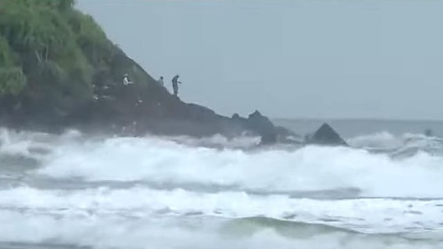 Youths who went swimming in the sea in Kannur go missing