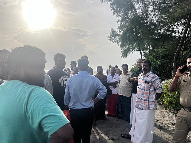 നാട്ടുകാരും പൊലീസും തിരച്ചില് നടത്തുന്നു