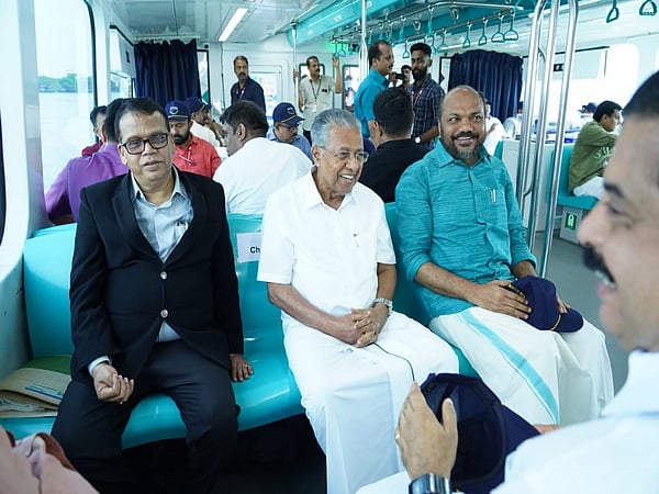 കൊച്ചി വാട്ടർ മെട്രോയിൽ സഞ്ചരിക്കുന്ന മുഖ്യമന്ത്രി പിണറായി വിജയനും വ്യവസായ വകുപ്പ് മന്ത്രി പി രാജീവും, സമീപം വാട്ടർ മെട്രോ എംഡി ലോക്നാഥ് ബെഹ്റ ( pinarayi government )