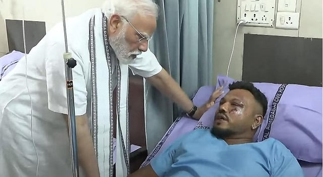അഹമ്മദാബാദ് വിമാന ദുരന്തത്തില് നിന്നും ജീവനോടെ രക്ഷപ്പെട്ട വിശ്വാസ് കുമാര് രമേശിനെ പ്രധാനമന്ത്രി സന്ദര്ശിച്ചപ്പോള് - Ahmedabad Air India Plane Crash