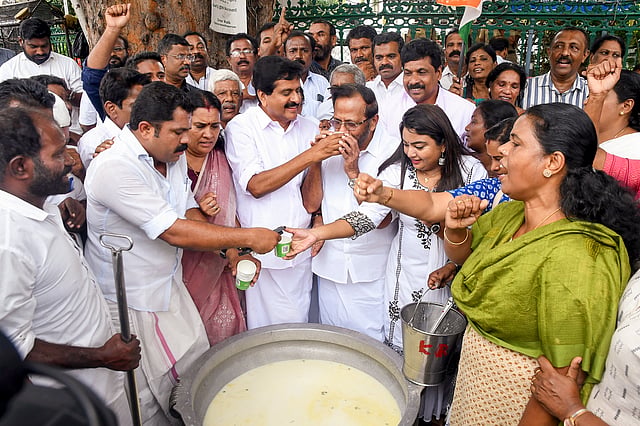 യുഡിഎഫ് വിജയാഘോഷത്തിന്റെ ഭാഗമായി പായസം വിതരണം ചെയ്യുന്ന പ്രവര്ത്തകര്