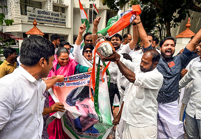 തിരുവനന്തപുരം കെപിസിസി ആസ്ഥാനമായ ഇന്ദിരാ ഭവന് മുന്നില് നിലമ്പൂരിലെ വിജയം ആഘോഷിക്കുന്ന പ്രവര്ത്തകര്