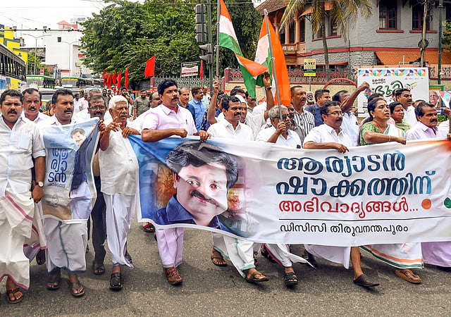 നിലമ്പൂര് ഉപതെരഞ്ഞെടുപ്പ് വിജയം ആഘോഷിക്കുന്ന കോണ്ഗ്രസ് പ്രവര്ത്തകര്