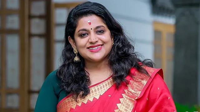 'നീയൊരു പെണ്ണാണോ? അച്ഛന്‍ മരിച്ചിട്ട് രണ്ട് മാസമല്ലേ ആയുള്ളൂ'; ഫോട്ടോയുടെ പേരില്‍ നടി ദേഷ്യപ്പെട്ടുവെന്ന് വീണ നായര്‍