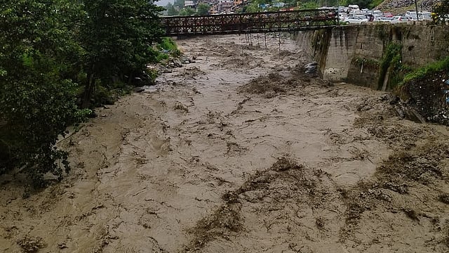 ഹിമാചലില് മേഘ വിസ്ഫോടനം; കുളുവിലും മണാലിയിലും മിന്നല് പ്രളയം; രണ്ട് മരണം; നിരവധി പേരെ കാണാനില്ല