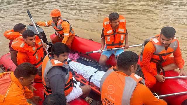ഡിങ്കി ബോട്ട് തകരാറിലായി; ആര്യാടൻ ഷൗക്കത്തും സംഘവും കാട്ടിൽ കുടുങ്ങി 