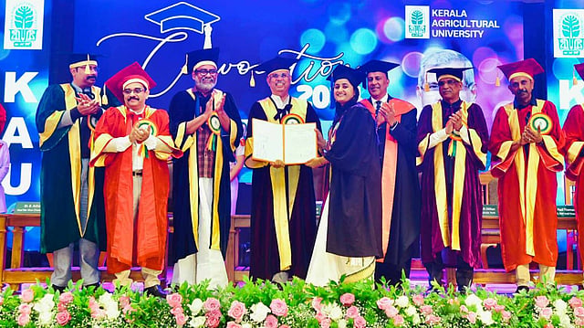 'മികച്ച മന്ത്രി'; ഭാരതാംബാ വിവാദത്തിനിടെ പി പ്രസാദിനെ പുകഴ്ത്തി ഗവര്‍ണര്‍