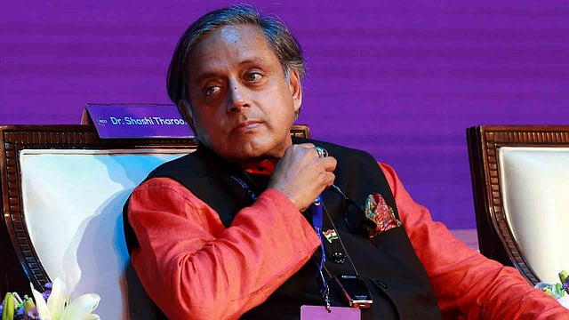 'വിവേകമുള്ള ഒരു പക്ഷിയും സ്വന്തം കൂട്ടില് കാഷ്ഠിക്കാറില്ല'; ശശി തരൂരിനു വിമര്ശനം, കുറിപ്പ്