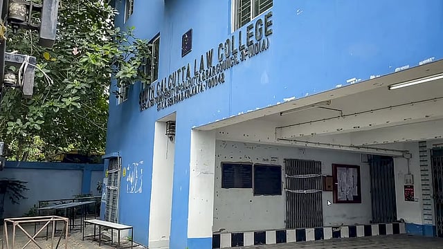 'ഗാര്ഡ് റൂമില് അതിക്രമം നടക്കുമ്പോള് പുറത്തിറങ്ങി നിന്നു'; കൊല്ക്കത്ത ലോ കോളജ് ബലാത്സംഗക്കേസില് സെക്യൂരിറ്റി ഗാര്ഡ് അറസ്റ്റില്