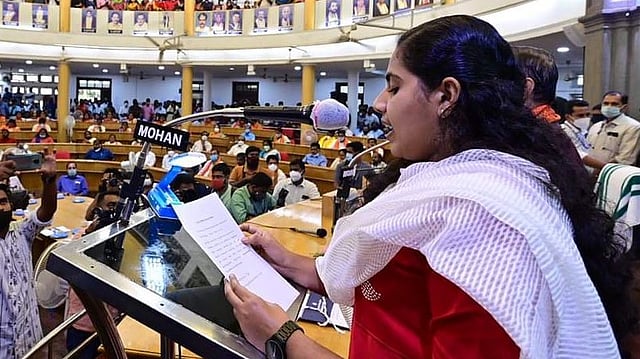 'ഇവിടെയും വേണം ഇതുപോലൊരു മേയര്'; ന്യൂയോര്ക്കില് വൈറലായി ആര്യാ രാജേന്ദ്രന്