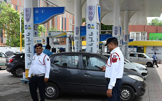 പഴക്കമുള്ള വാഹനങ്ങള്ക്ക് ഇന്ധന നിരോധനം; യു ടേണ് അടിച്ച് ഡല്ഹി സര്ക്കാര്, സാങ്കേതിക ബുദ്ധിമുട്ടെന്ന് വിശദീകരണം
