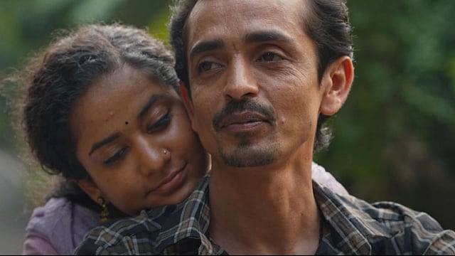 'ലൗ ബൈറ്റ് ഒന്ന് തന്നാൽ മതി'; പ്രണയിച്ച് രാജേഷ് മാധവനും അശ്വതിയും, ത​രം​ഗം തീർത്ത് ധീരനിലെ പാട്ട് 