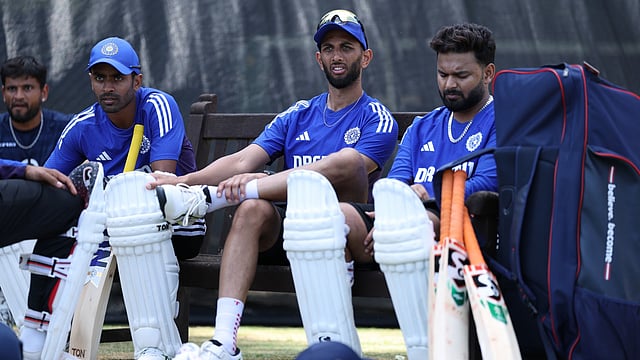 രണ്ടാം ക്രിക്കറ്റ് ടെസ്റ്റ് ആരംഭിക്കാനിരിക്കെ ഇന്ത്യന് ടീമിന് സുരക്ഷാ ഭീഷണി; ഹോട്ടലില് കുടുങ്ങി താരങ്ങള്