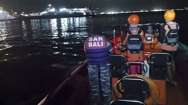 boat sinks in Bali, Indonesia, two dead, search for 43 people