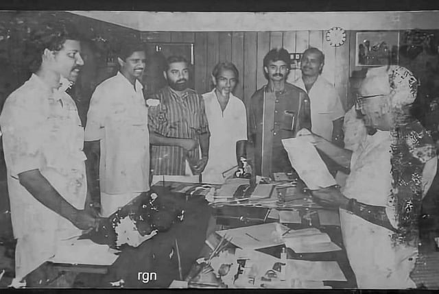 1993 ൽ കേരളത്തിൽ ഉണ്ടായ വെള്ളപ്പൊക്കത്തിൽ ദുരിതം അനുഭവിക്കുന്നവരെ സഹായിക്കാൻ ഡി വൈ എഫ് ഐ സംസ്ഥാന വ്യാപകമായി ഹുണ്ടികാ പിരിവ് നടത്തി കിട്ടിയ 10 ലക്ഷം രൂപയുടെ ചെക്ക് മുഖ്യമന്ത്രിയായിരുന്ന കെ കരുണാകരന് കൈമാറുന്നു. അന്നത്തെ ഡി വൈ എഫ് ഐ ഭാരവാഹികളായ എസ്. ശർമ്മ,കടകംപള്ളി സുരേന്ദ്രൻ, സി ബി ചന്ദ്രബാബു, മുത്തു എന്നിവരെ ചിത്രത്തിൽ കാണാം