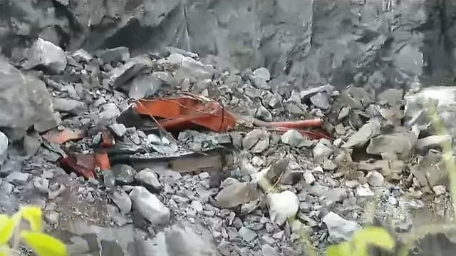 ഹിറ്റാച്ചിയുടെ മുകളിലേക്ക് പാറക്കെട്ടുകള് ഇടിഞ്ഞ് വീണു; രണ്ട് തൊഴിലാളികള്ക്ക് ദാരുണാന്ത്യം