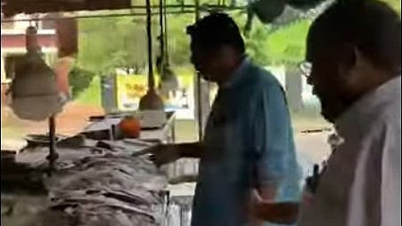 'സാധനം എടുത്തുവച്ചോ, ഇപ്പോ മീനില് മണ്ണെണ്ണ ഒഴിക്കും'; ഭീഷണിയുമായി സിപിഎം നേതാവ്