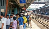 'ഫോണില്‍ പാട്ട് കേട്ടോളൂ, ഉച്ചത്തില്‍ വയ്ക്കണ്ട'; യാത്രക്കാര്‍ക്ക് റെയില്‍വെ മുന്നറിയിപ്പ്, 5,000 രൂപ വരെ പിഴയും തടവും 