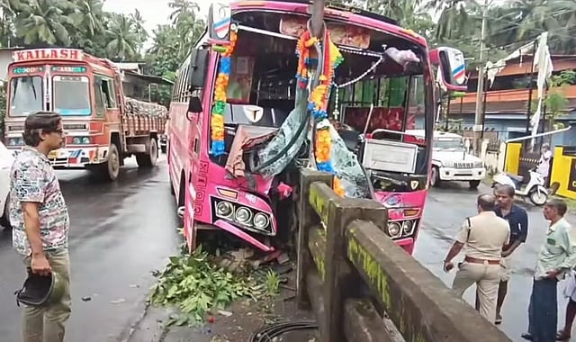 കോഴിക്കോട് ബസ് പാലത്തിന്റെ കൈവരിയിലേക്ക് ഇടിച്ചുകയറി; 30ലേറെ പേര്ക്ക് പരിക്ക്; ഒഴിവായത് വന് അപകടം