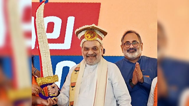 2018 ൽ ശരണം വിളി, 2025 ൽ ഭാരത് മാതാ കീ ജയ്; തെരഞ്ഞെടുപ്പിന് മുമ്പുള്ള അമിത് ഷായുടെ വരവ് പോക്കുകളും തന്ത്രങ്ങളും