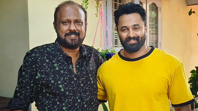 'പൊട്ടിക്കരയുന്ന ഉണ്ണിയുടെ മുഖം ഇന്നും ഓര്ക്കുന്നു; അച്ഛനും അമ്മയ്ക്കും ഓരോ കാര് വാങ്ങിയതില് അത്ഭുതമില്ല'; സംവിധായകന്റെ കുറിപ്പ്