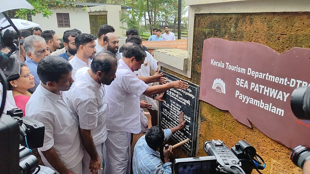 പയ്യാമ്പലത്ത് ഉമ്മന്‍ചാണ്ടിയുടെ പേരുള്ള ശിലാഫലകം പുനഃസ്ഥാപിച്ച് കോണ്‍ഗ്രസ് പ്രവര്‍ത്തകര്‍; വിഡിയോ