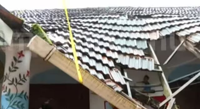 ശക്തമായ മഴയില് സ്കൂളിന്റെ മേല്ക്കൂര തകര്ന്നുവീണു; ഫിറ്റ്നെസ് ഇല്ല; അവധി ദിനമായതിനാല് ഒഴിവായത് വന് ദുരന്തം