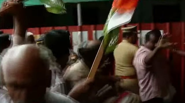 കസേരകള് വലിച്ചെറിഞ്ഞ് പ്രവര്ത്തകര്; കാര്ത്തികപ്പള്ളി സ്കൂളിലേക്ക് നടന്ന പ്രതിഷേധത്തില് സംഘര്ഷം, കയ്യാങ്കളി