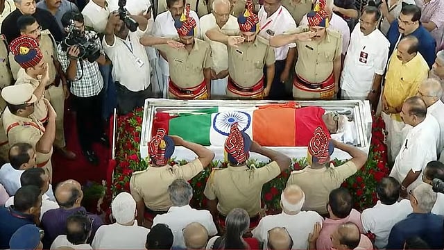 'ഞങ്ങടെ നെഞ്ചിലെ റോസാപ്പൂവേ....'; കടലിരമ്പം പോലെ ജനപ്രവാഹം, വിഎസിന് അന്ത്യാഞ്ജലി, ദര്ബാര് ഹാളില് പൊതുദര്ശനം