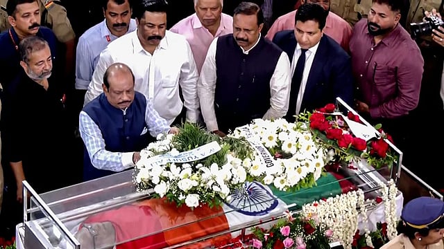 വിലാപയാത്രയില് വിഎസിനെ കാണാനെത്തുന്നത് ലക്ഷങ്ങള്