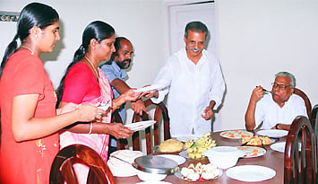 'യോഗ പരിശീലിച്ചാല് എത്രകാലം ജീവിക്കാന് കഴിയുമെന്ന് വിഎസ്; 100 വയസ് വരെയെന്ന് ഞാനും'
