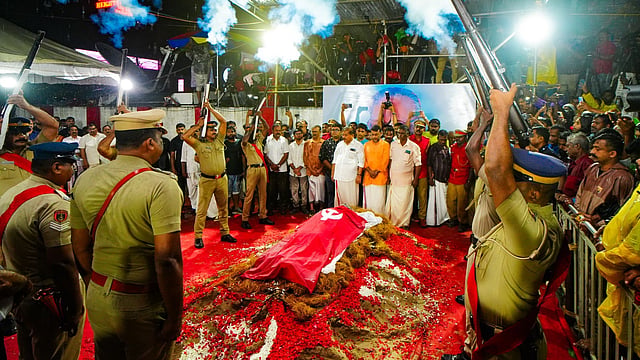 വിഎസിന്റെ പോരാട്ട ജീവിതവുമായി ലയിച്ചുചേര്‍ന്ന വലിയ ചുടുകാട്; പുന്നപ്ര വയലാര്‍ രക്തസാക്ഷികള്‍ക്കൊപ്പം അന്ത്യവിശ്രമം