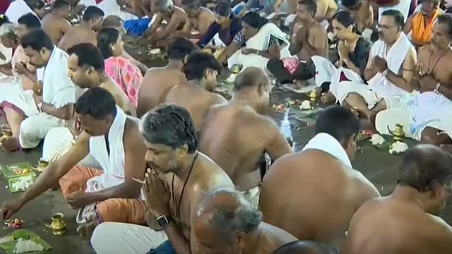 പിതൃസ്മരണയില് ഇന്ന് കര്ക്കടക വാവ്; ക്ഷേത്രങ്ങളിലും സ്നാന ഘട്ടങ്ങളിലും വിശ്വാസികളുടെ തിരക്ക്