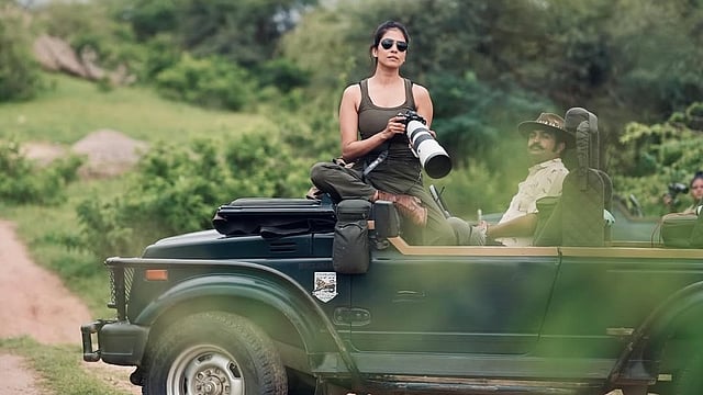 പുലികളെ തേടി എന്നാണ് ചിത്രങ്ങളോടൊപ്പം മാളവിക പങ്കുവച്ചിരിക്കുന്നത്