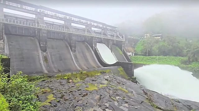 കനത്ത മഴ; ഡാമുകളിൽ ജലനിര‍പ്പ് ഉയരുന്നു; ഷോളയാറില്‍ സ്പിൽവേ ഷട്ടർ ഉയർത്തി